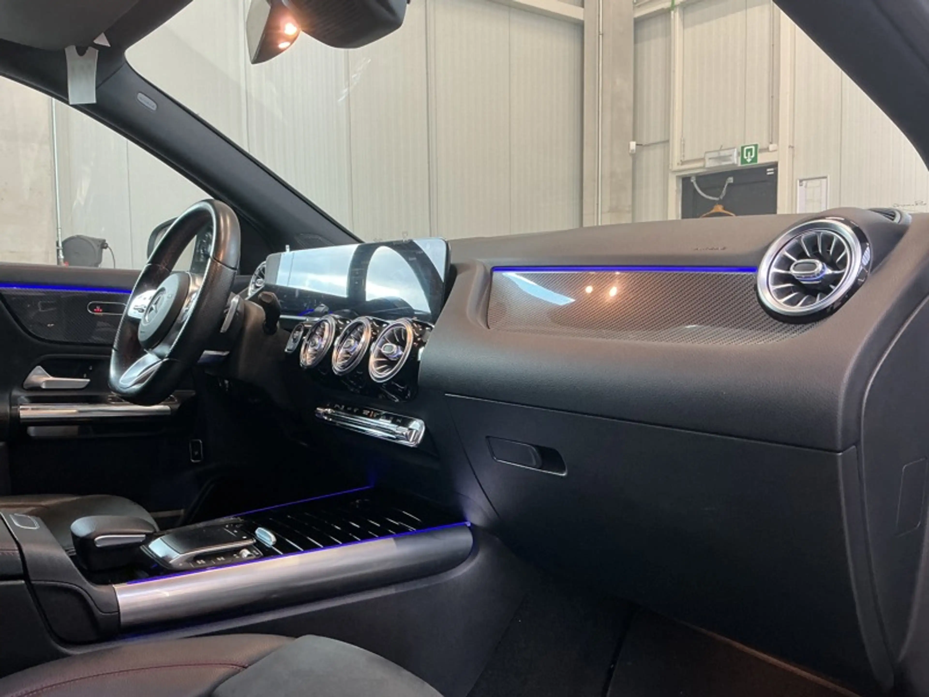 Mercedes-Benz GLA 200 d AMG Pack Night Pano — photo 9