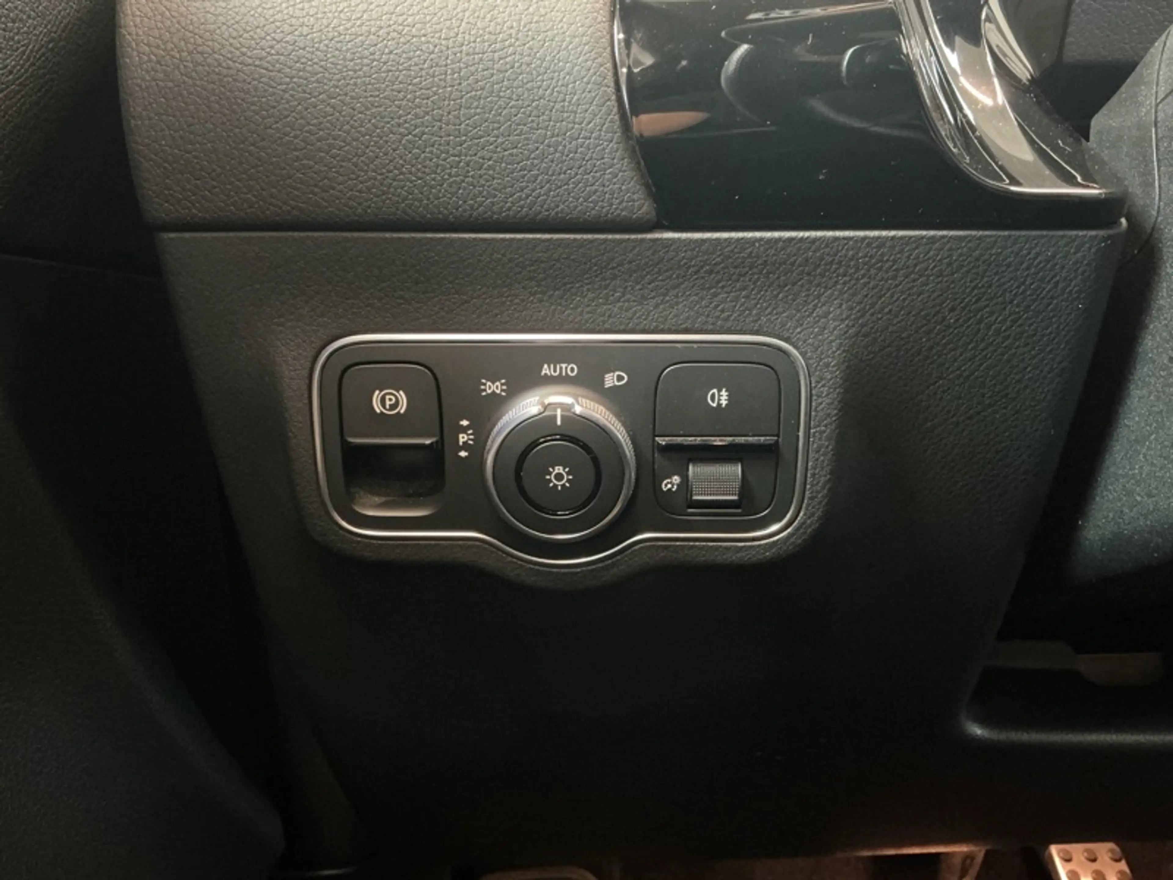 Mercedes-Benz GLA 200 d AMG Pack Night Pano — photo 14