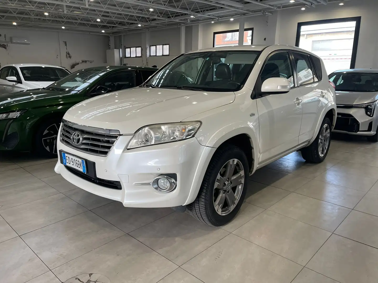 Toyota RAV 4 Crossover 2.2 d-4d Executive 150cv automatico Bianco - 2