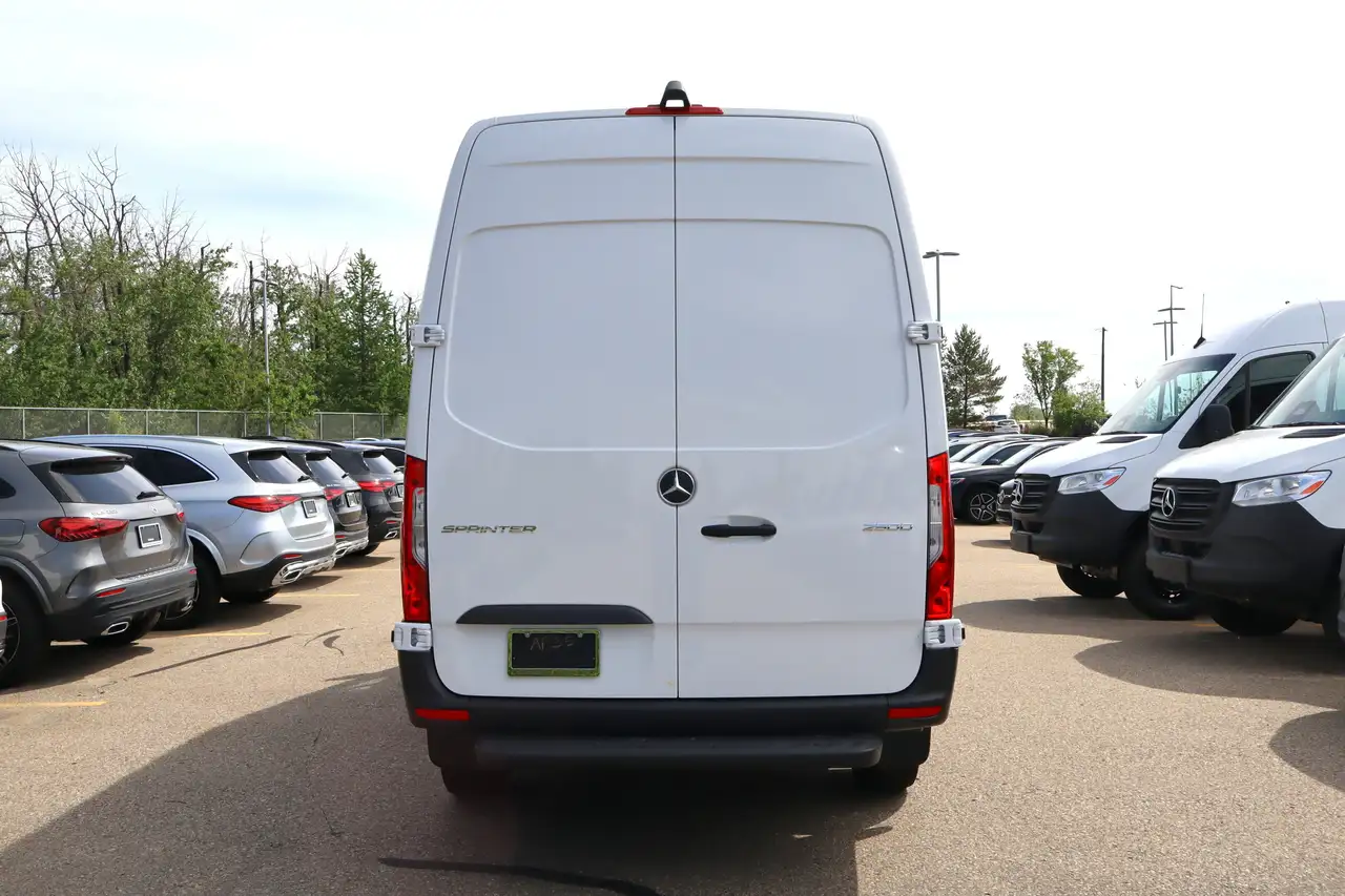 Mercedes-Benz Sprinter photo Mercedes-Benz Sprinter