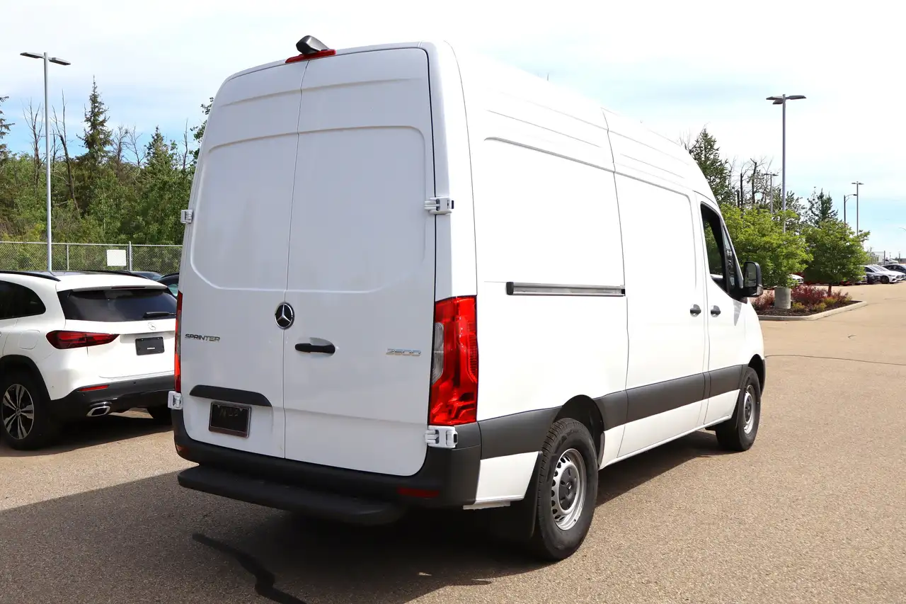 Mercedes-Benz Sprinter photo Mercedes-Benz Sprinter