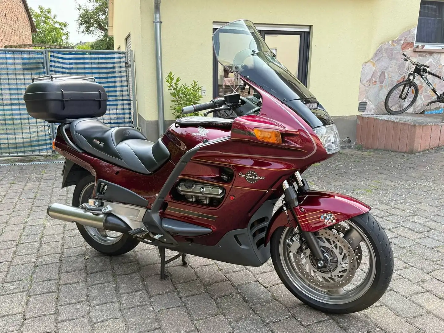 Honda Pan European ST1100 crvena - 1