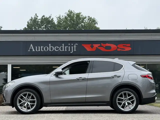 Alfa Romeo Stelvio view 3