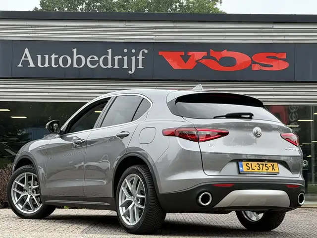 Alfa Romeo Stelvio view 5