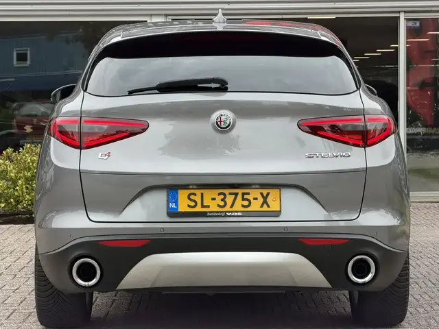 Alfa Romeo Stelvio view 7