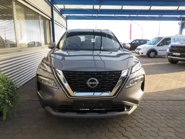 Nissan X-Trail view 3