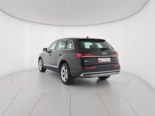 Audi Q7 view 3