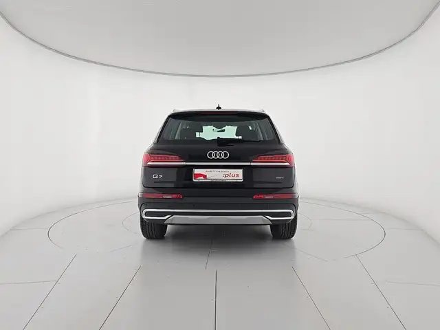 Audi Q7 view 4