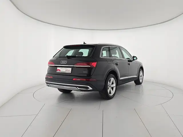 Audi Q7 view 6