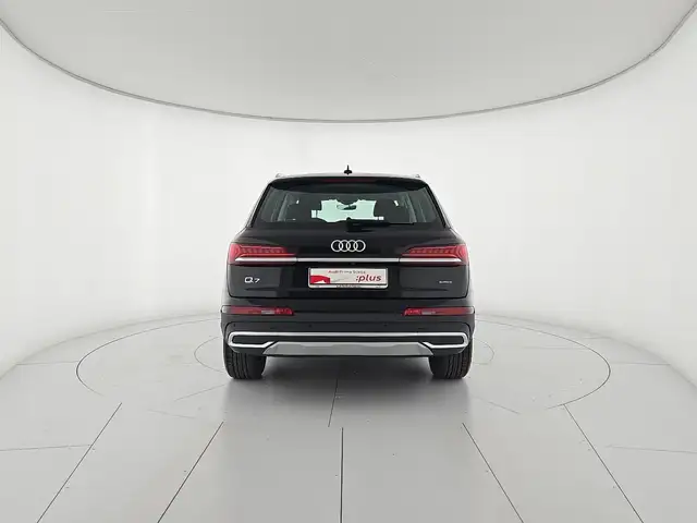 Audi Q7 view 5