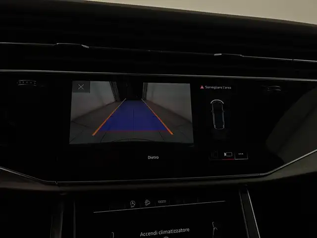 Audi Q7 view 14