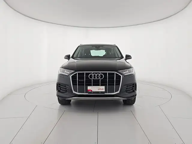 Audi Q7 view 8