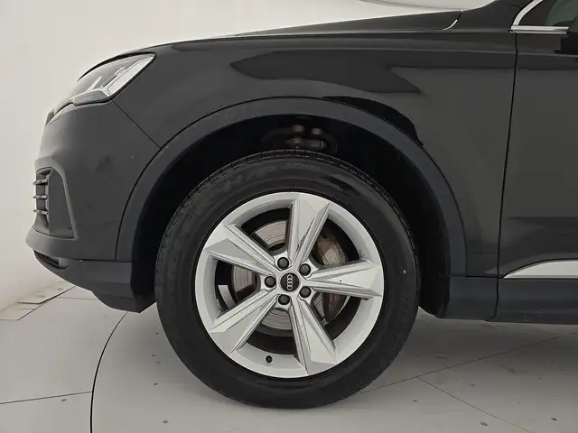Audi Q7 view 9