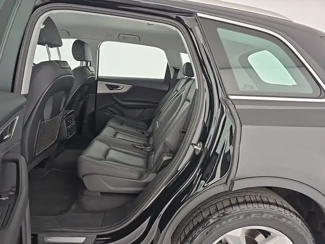 Audi Q7 view 11