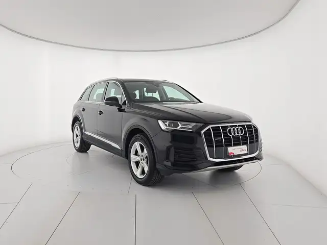 Audi Q7 view 7