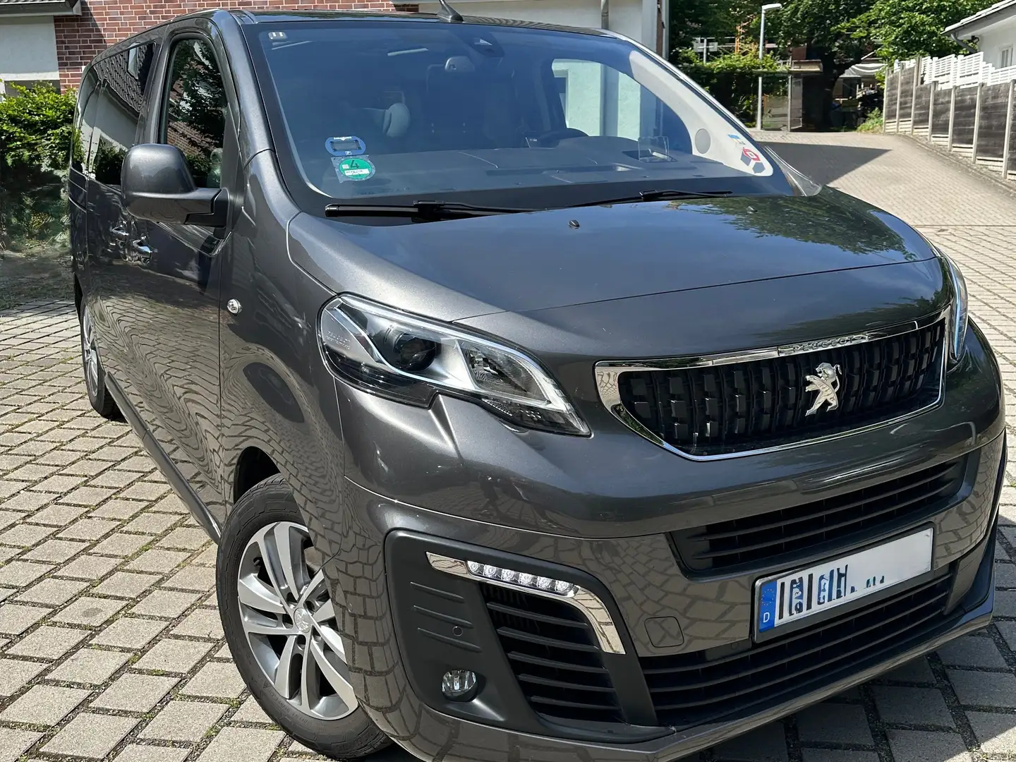 Peugeot Traveller Traveller BlueHDi 180 Business VIP EAT8 180PS Šedá - 1