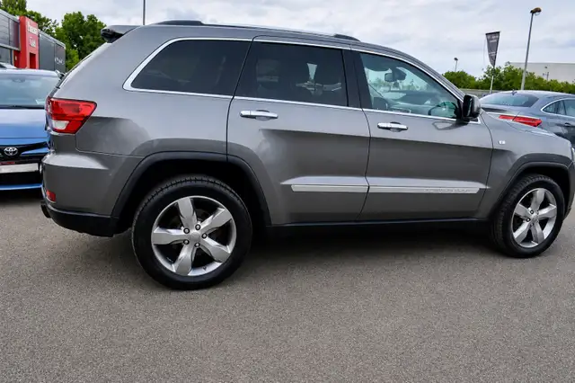 Jeep Grand Cherokee view 3