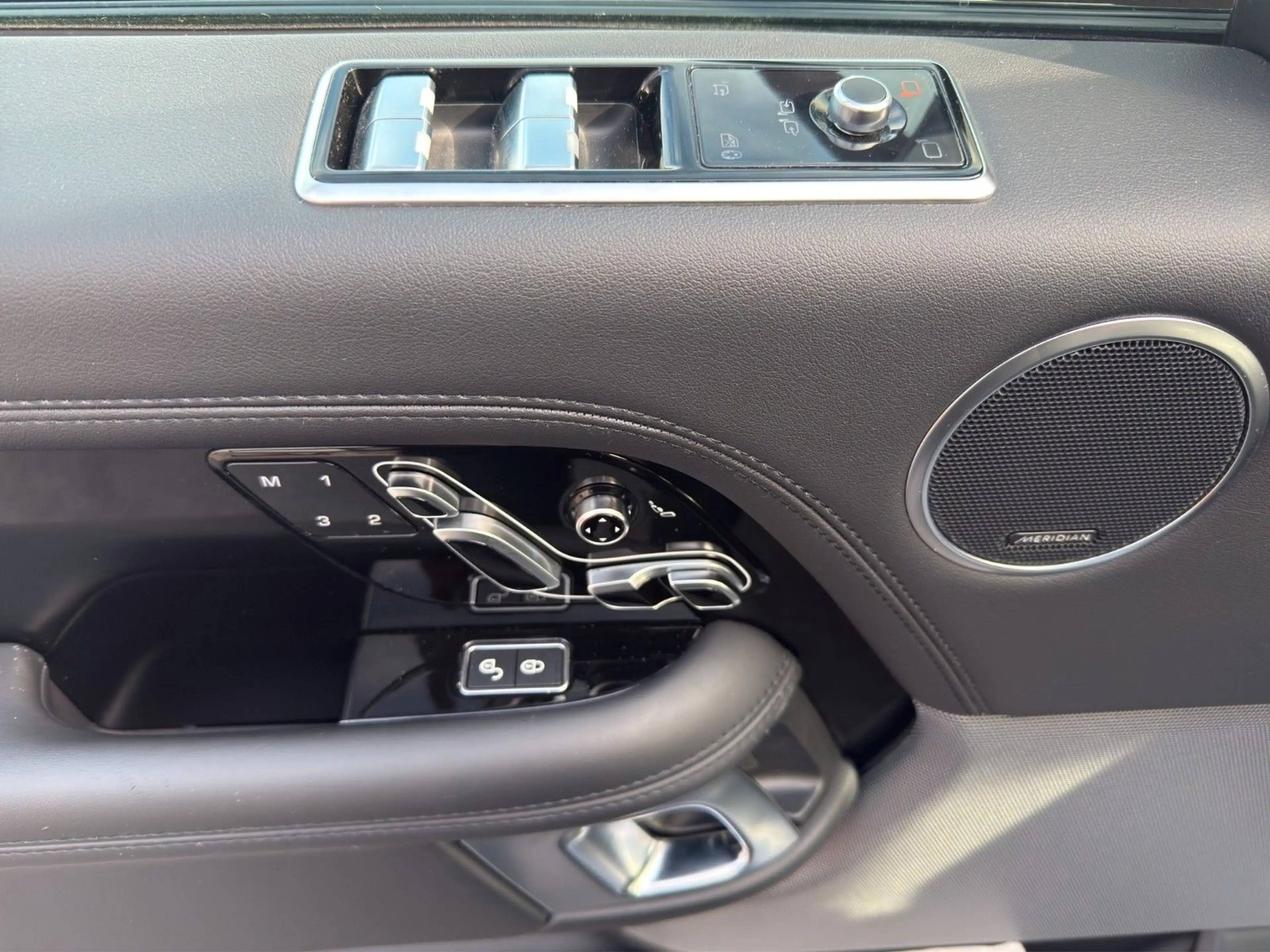 Land Rover Range Rover Vogue — photo 21