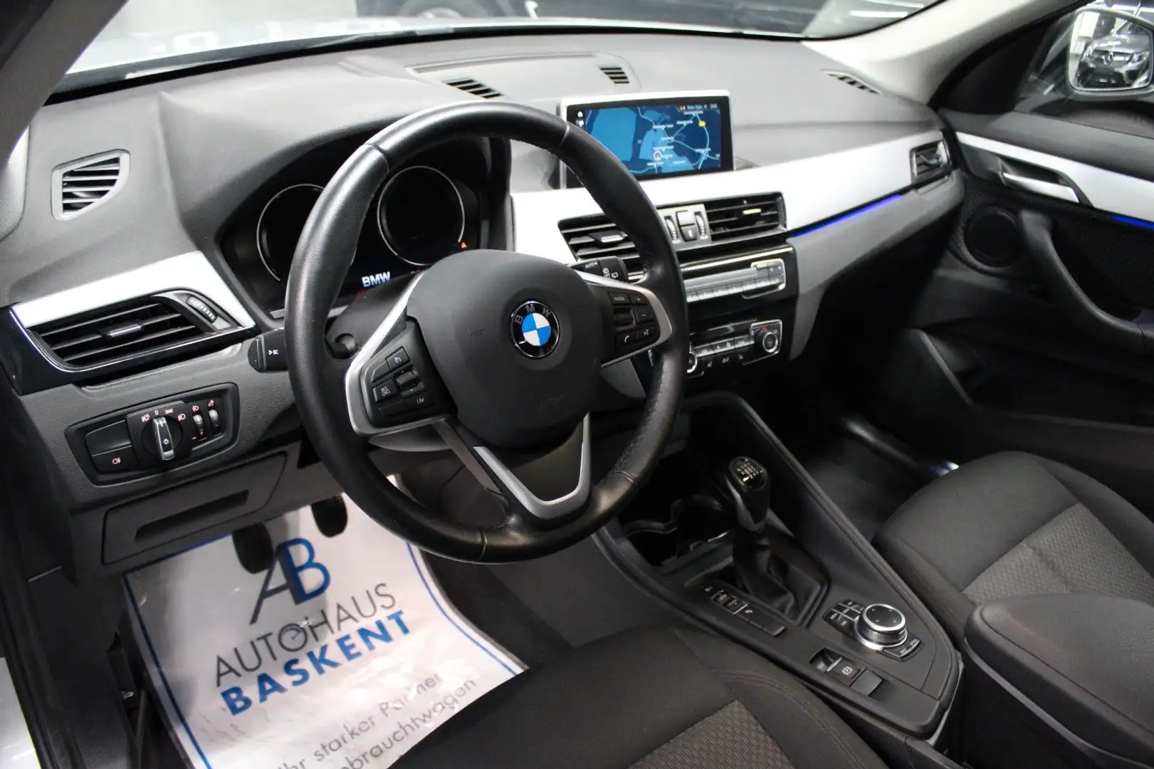 BMW X1 sDrive 18 i Advantage*LED*NAVI*SHZ*PDC*ALU* srebrna - 2