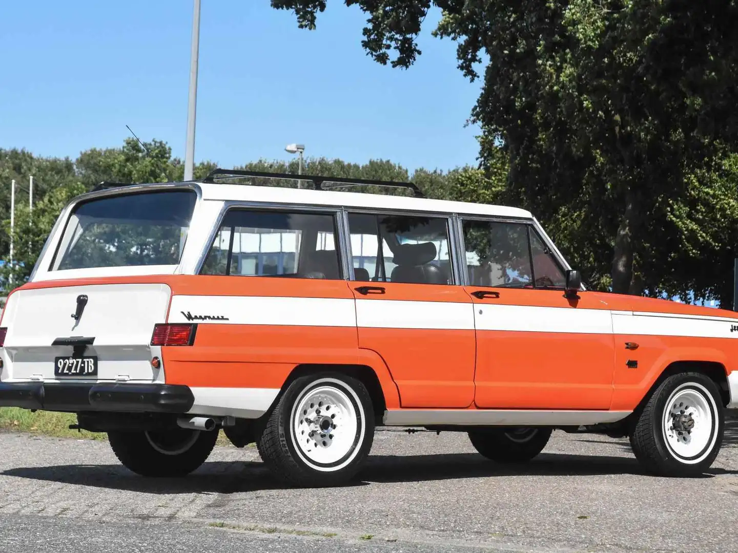 Jeep Wagoneer Kaiser Orange - 2