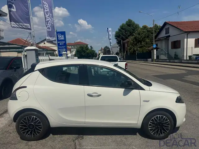 Lancia Ypsilon view 9