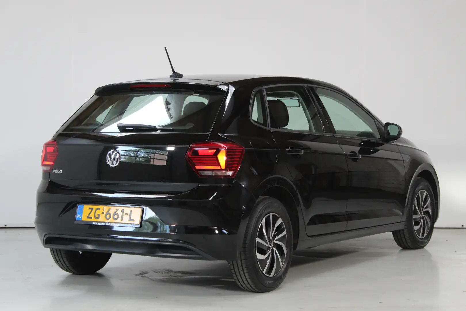 Volkswagen Polo 1.0 MPI Comfortline | Nav | Cruise | Carplay | Air Zwart - 2