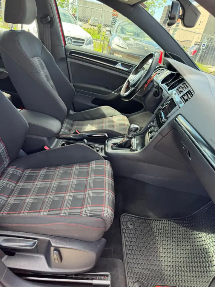 Volkswagen Golf GTI photo Volkswagen Golf GTI