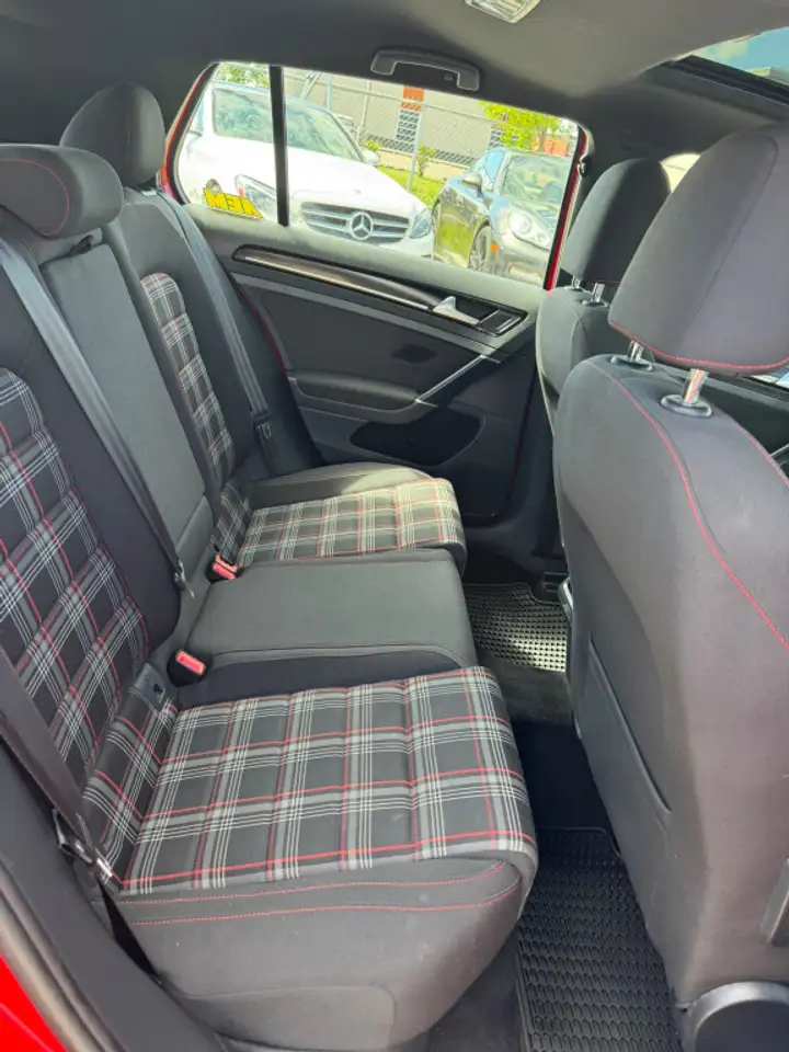 Volkswagen Golf GTI photo Volkswagen Golf GTI