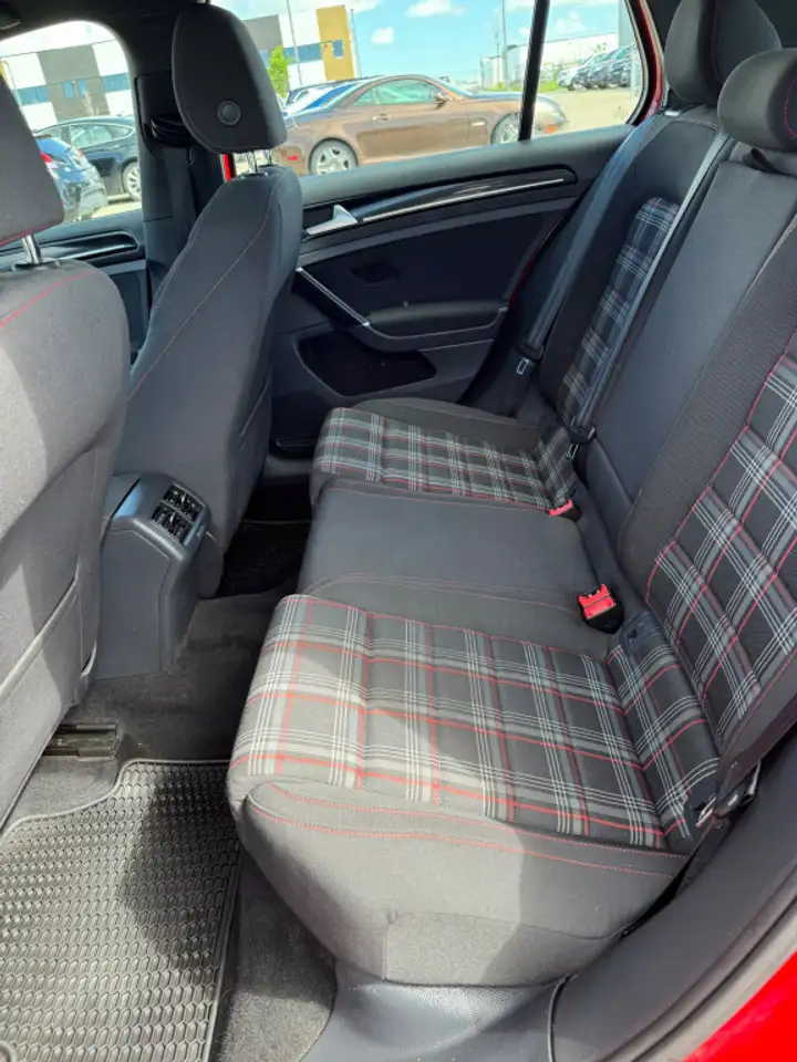 Volkswagen Golf GTI photo Volkswagen Golf GTI