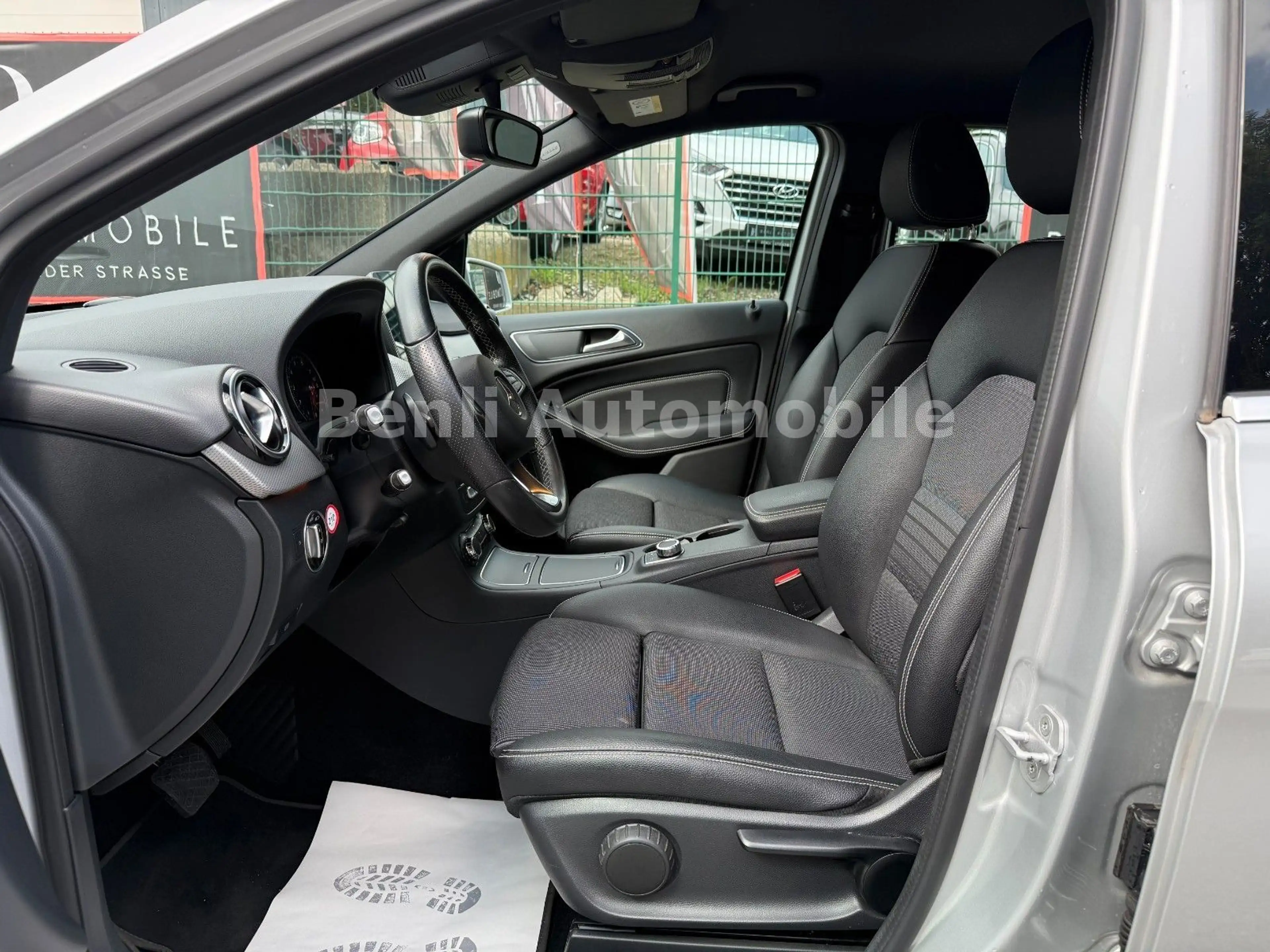 Mercedes-Benz B 200 /URBAN/LED/NAVI/TEILLEDER/SHZ/TMP/TÜV-NEU — photo 9