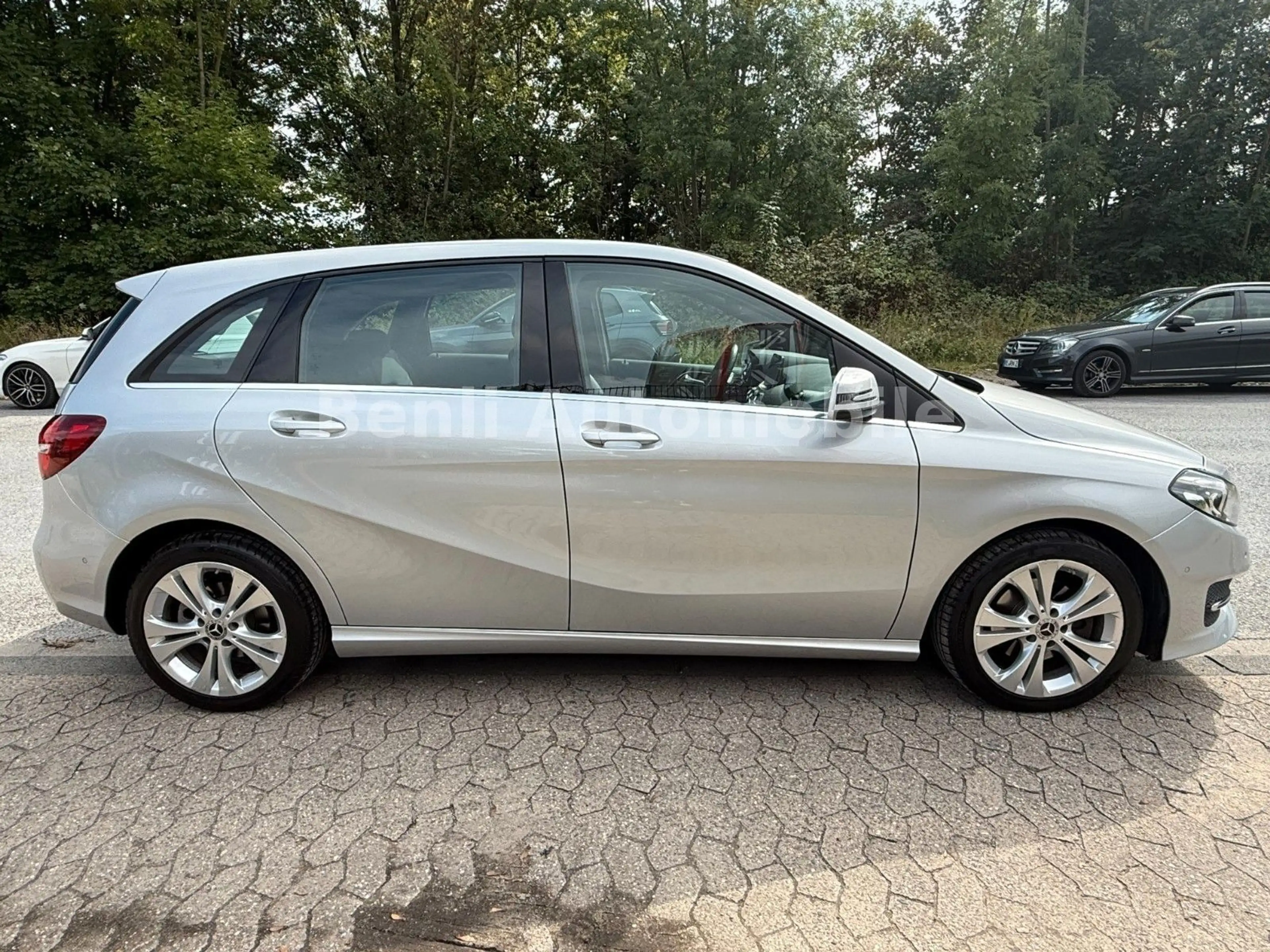 Mercedes-Benz B 200 /URBAN/LED/NAVI/TEILLEDER/SHZ/TMP/TÜV-NEU — photo 6