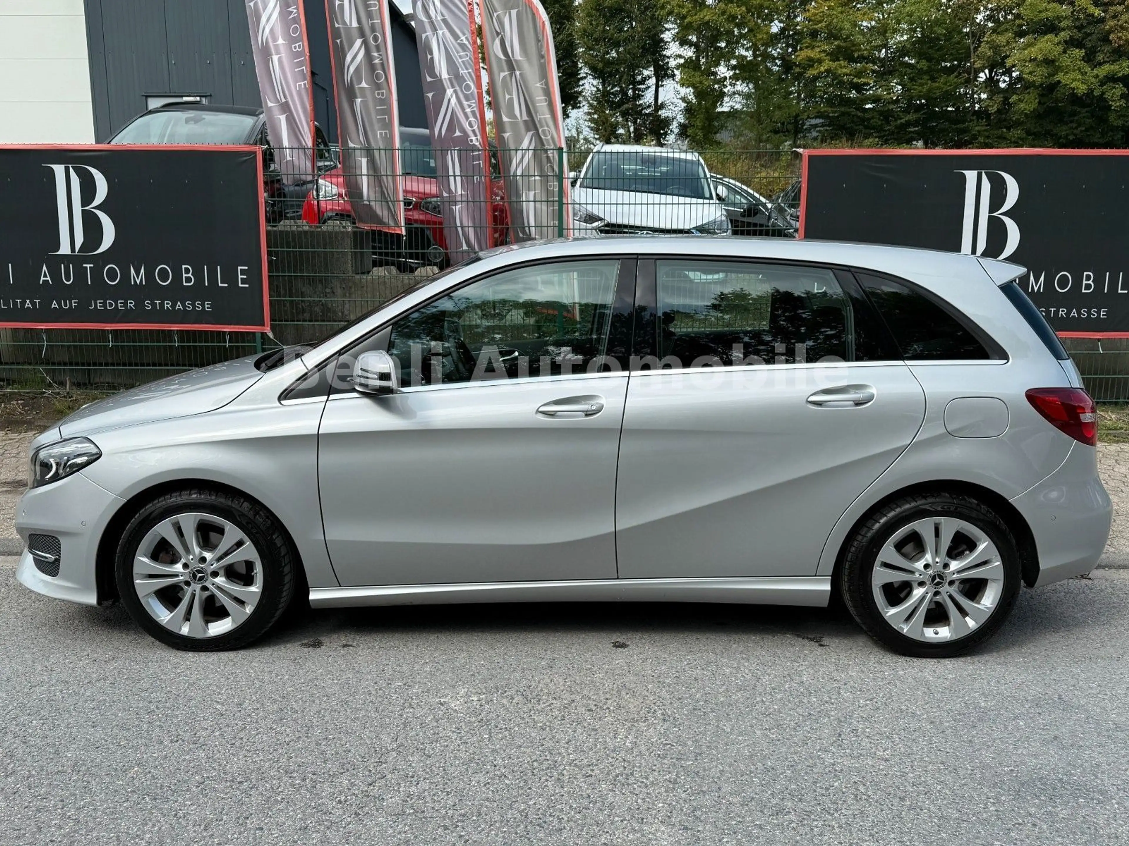 Mercedes-Benz B 200 /URBAN/LED/NAVI/TEILLEDER/SHZ/TMP/TÜV-NEU — photo 2