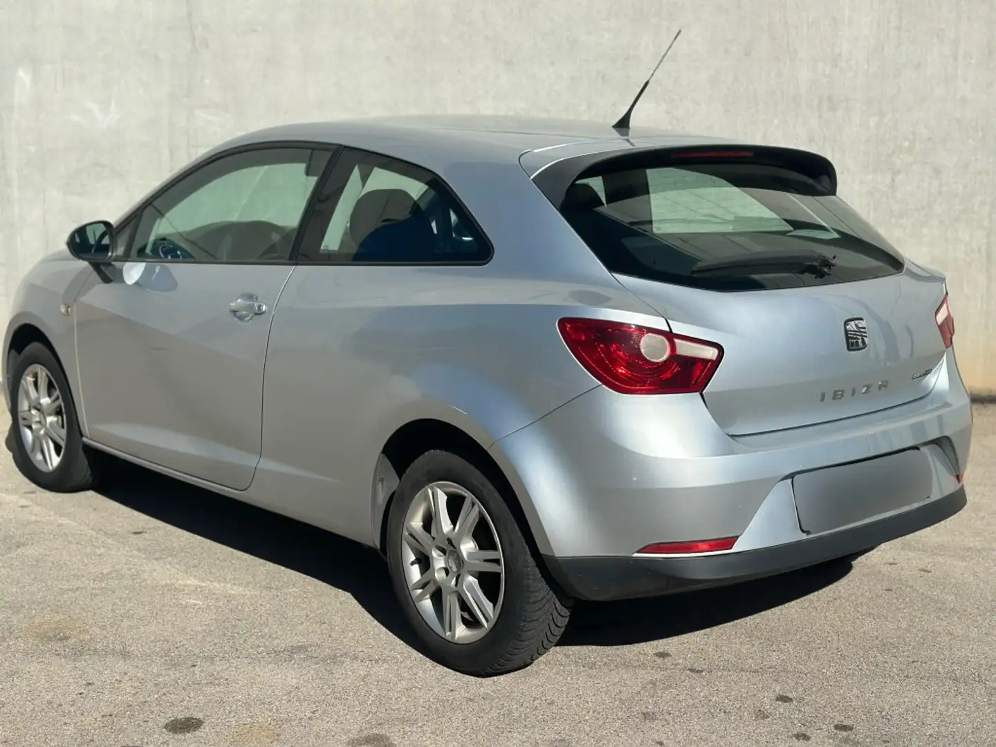 SEAT Ibiza SC 1.4TDI Ecomotive Gris - 2