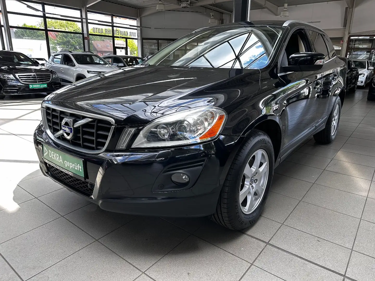 Volvo XC60 Summum AWD Klima AHK SHZ PDC Schwarz - 1