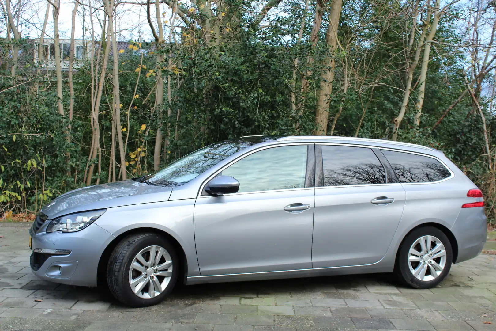 Peugeot 308 SW 1.6 BlueHDI Blue Lease Executiveb trekhaak pano Grau - 1
