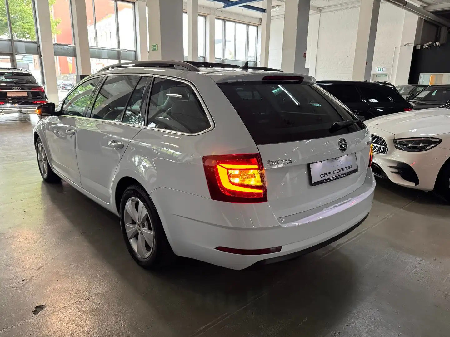 Skoda Octavia Combi STYLE 4X4 PANO DCC ACC LED KAMERA Blanc - 2