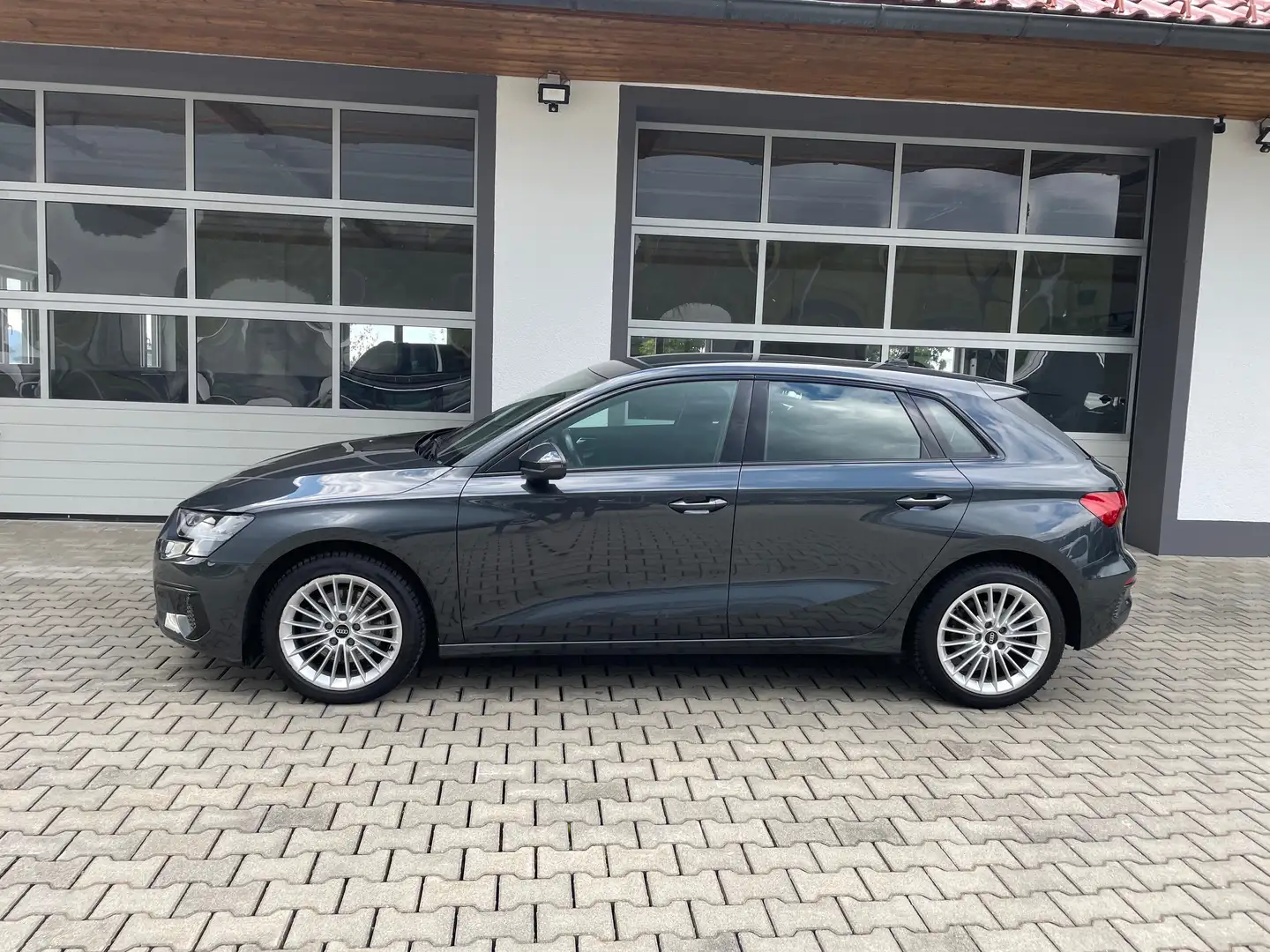 Audi A3 Sportback 30 TFSI *DIGITAL*RFK*APP*NAVI*SITZHZ* Grau - 2