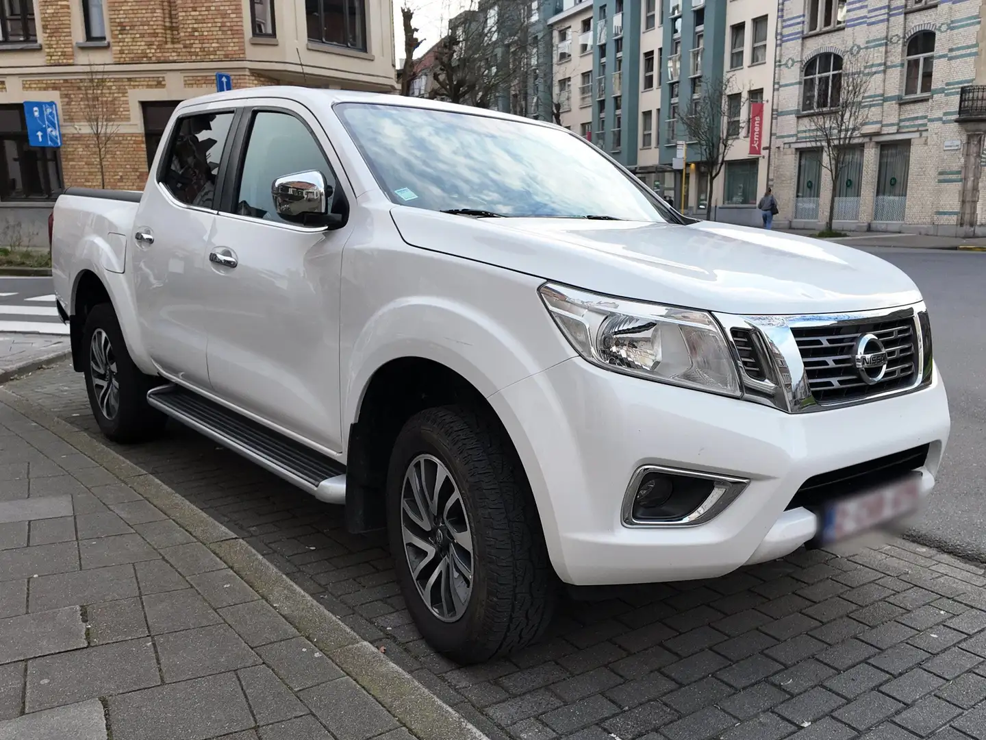 Nissan Navara 2.5 dCi 4x4 Business DPF Blanc - 1