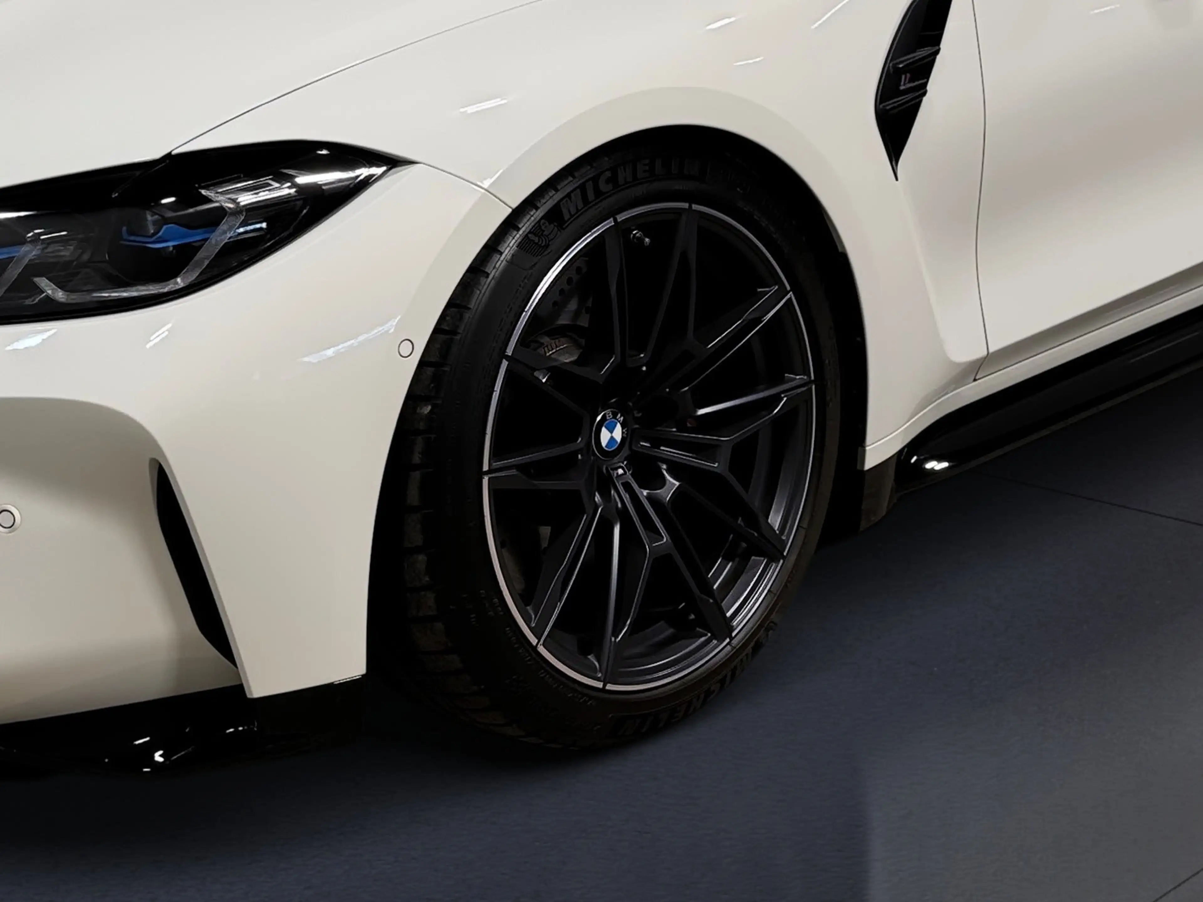 BMW M3 Competition M xDrive — photo 4