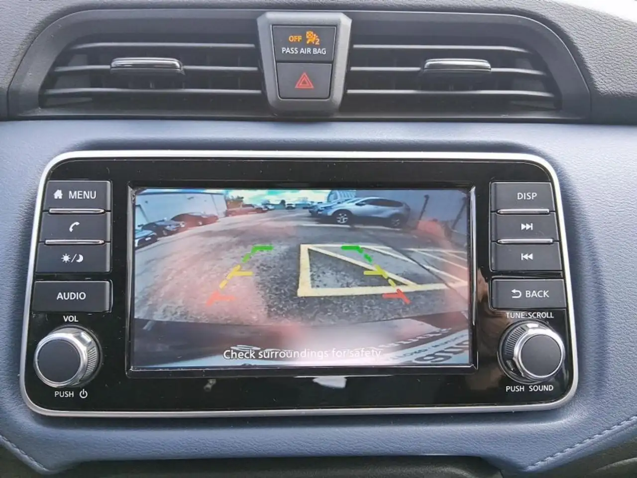 Nissan Versa снимка Nissan Versa