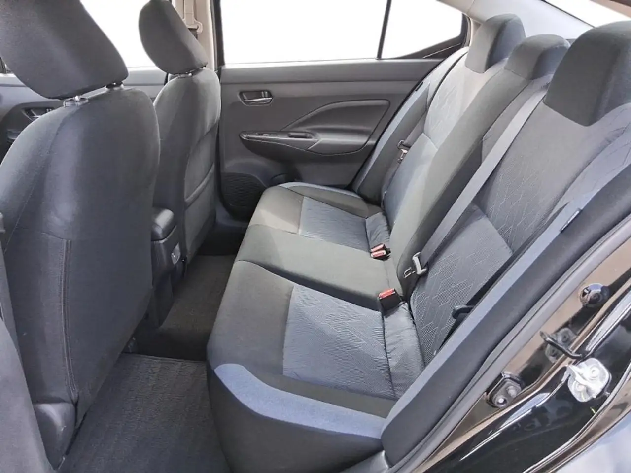 Nissan Versa снимка Nissan Versa