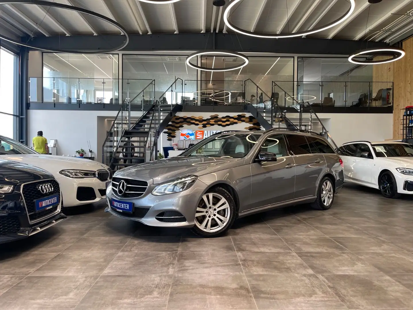Mercedes-Benz E 350 E -Klasse  *4Matic*Avantgarde*H&K* Silber - 1