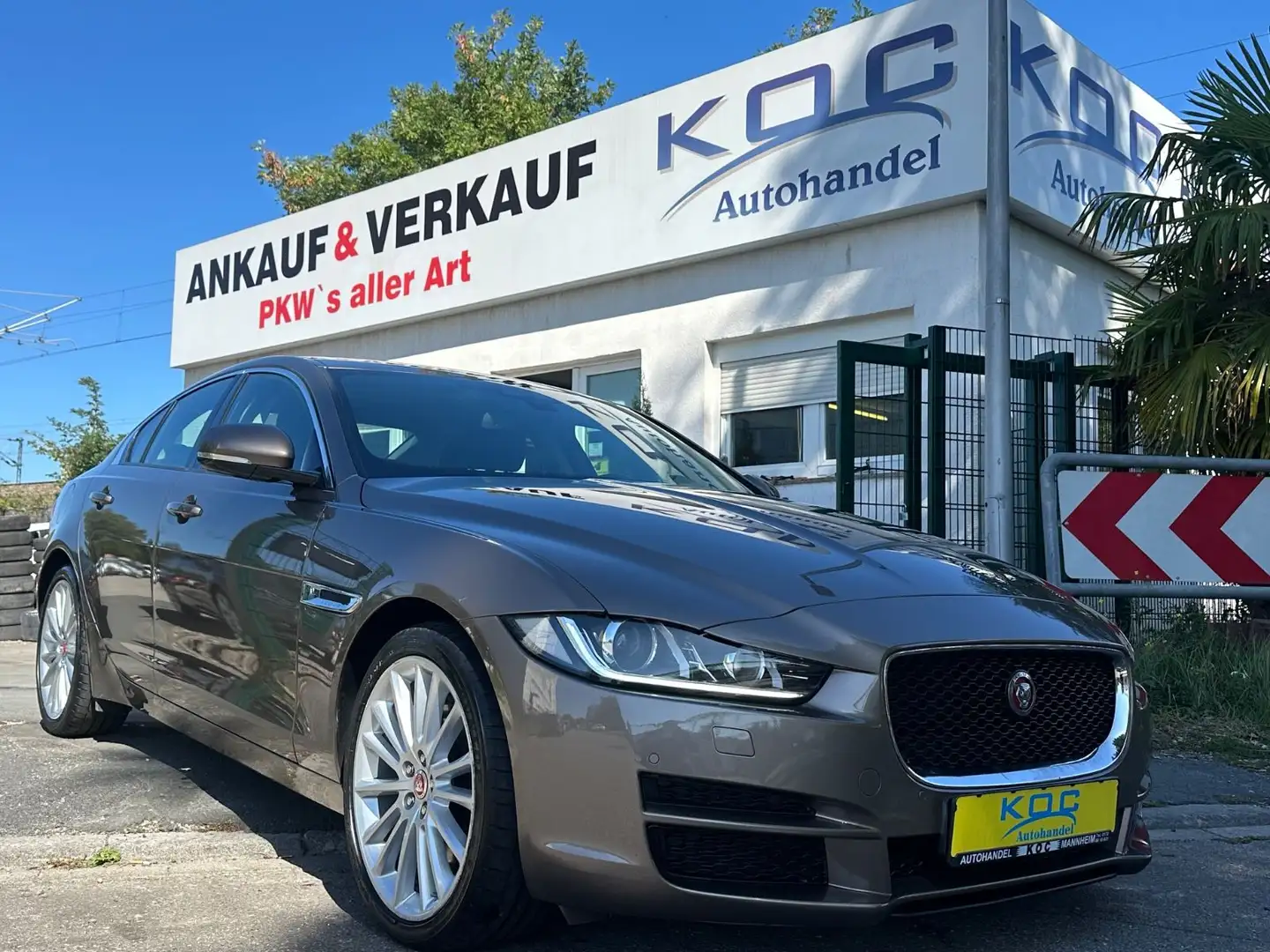 Jaguar XE 2.0 Turbo R-Sport - 1