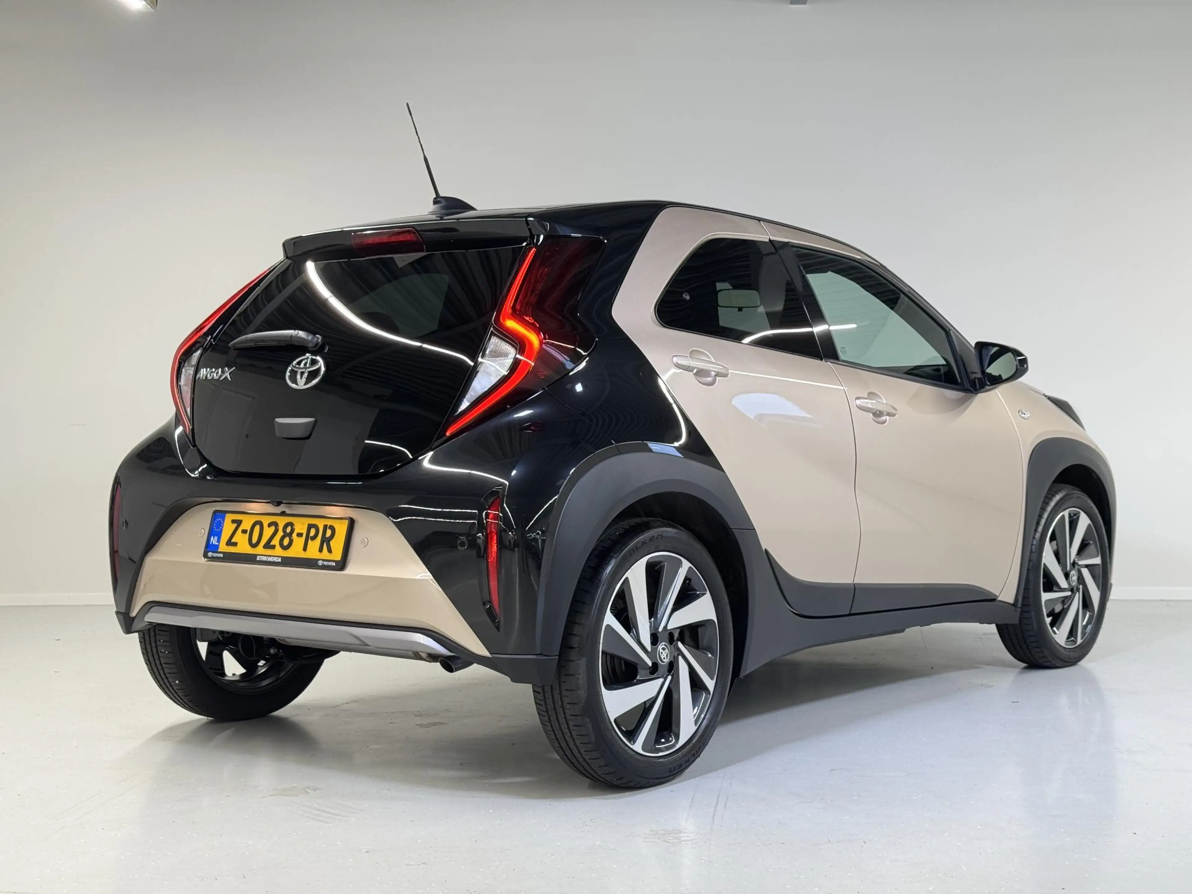 Toyota Aygo X 1.0 VVT-i S-CVT Envy | Climate control | Cloud-Nav — photo 3