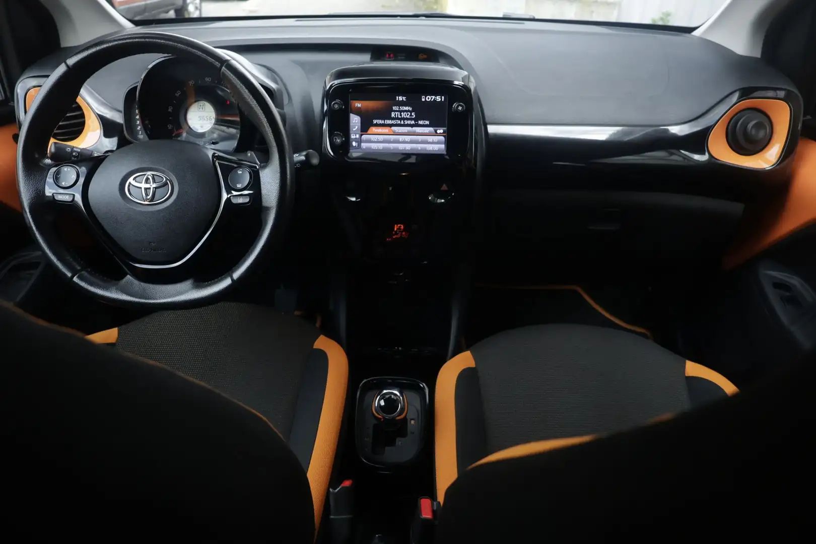 Toyota Aygo Toyota Aygo Connect 1.0 VVT-i 72 CV 5 porte x-clu Arancione - 2