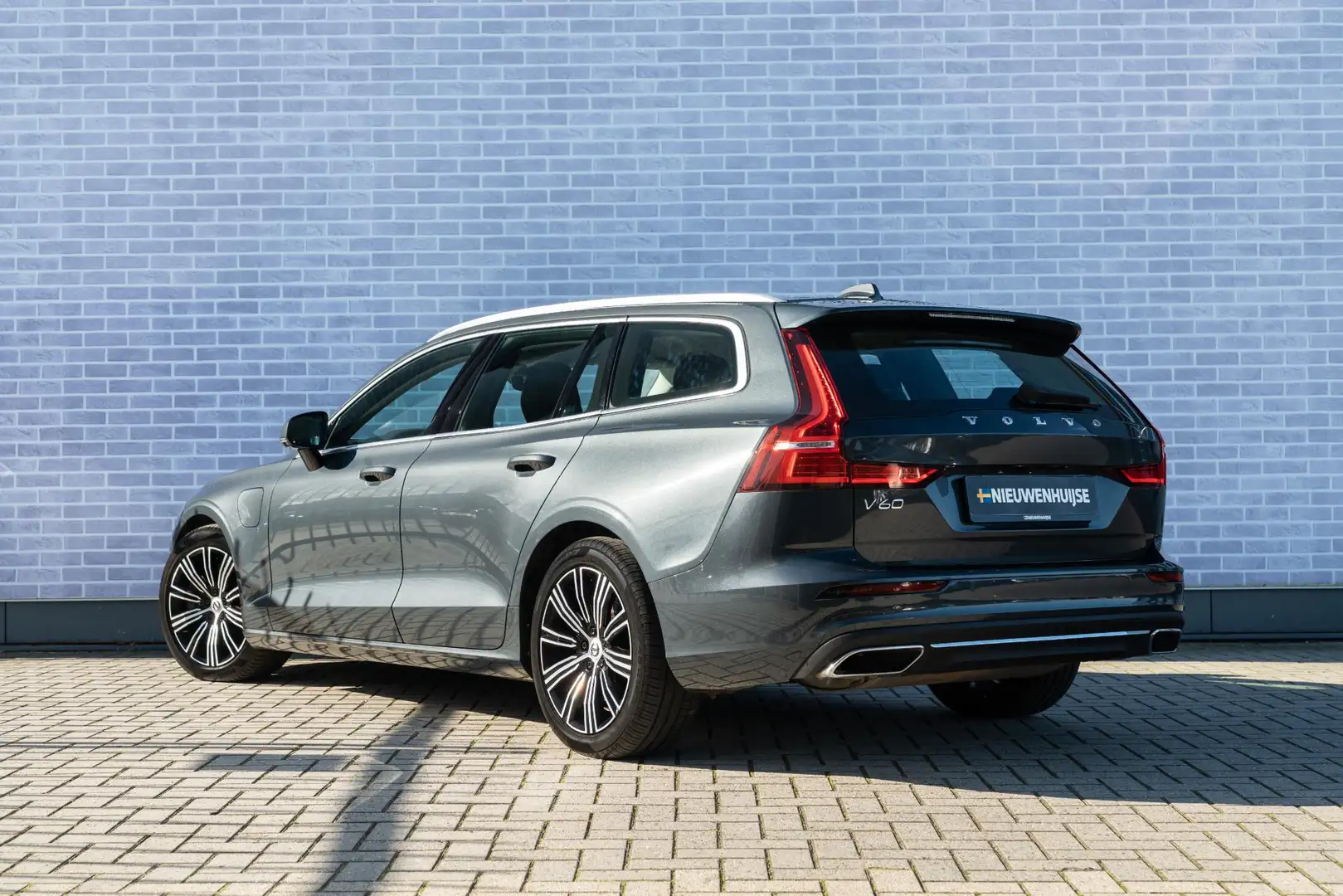 Volvo V60 T8 390 pk Plug-in Hybride AWD Inscription | Trekha Grau - 2