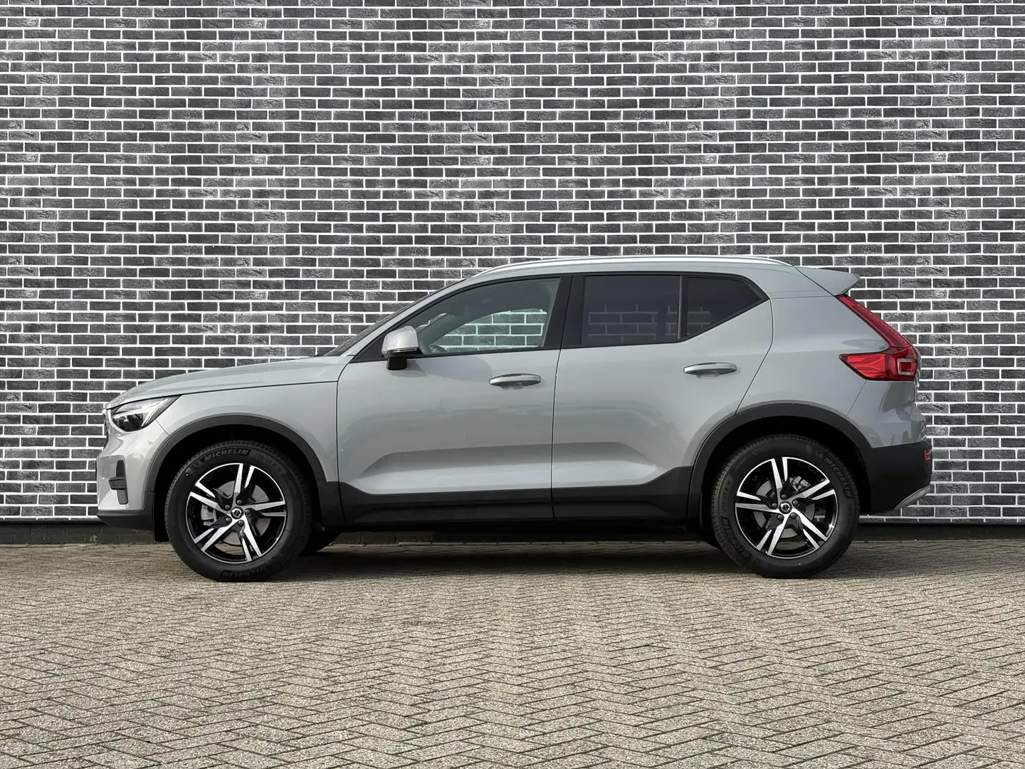 Volvo XC40 2.0 B4 Core Business Edition |  18" lichtmetalen v Gris - 2