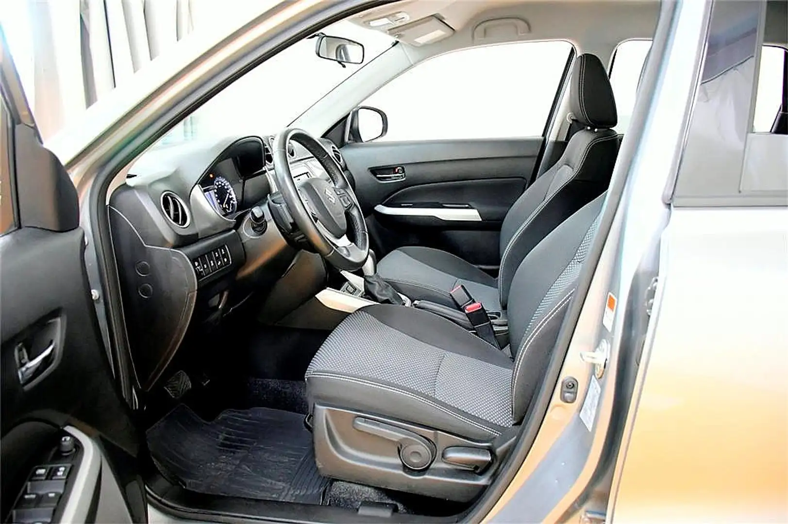 Suzuki Vitara 1,6 DDiS 4WD Shine DCT Aut. Noir - 2