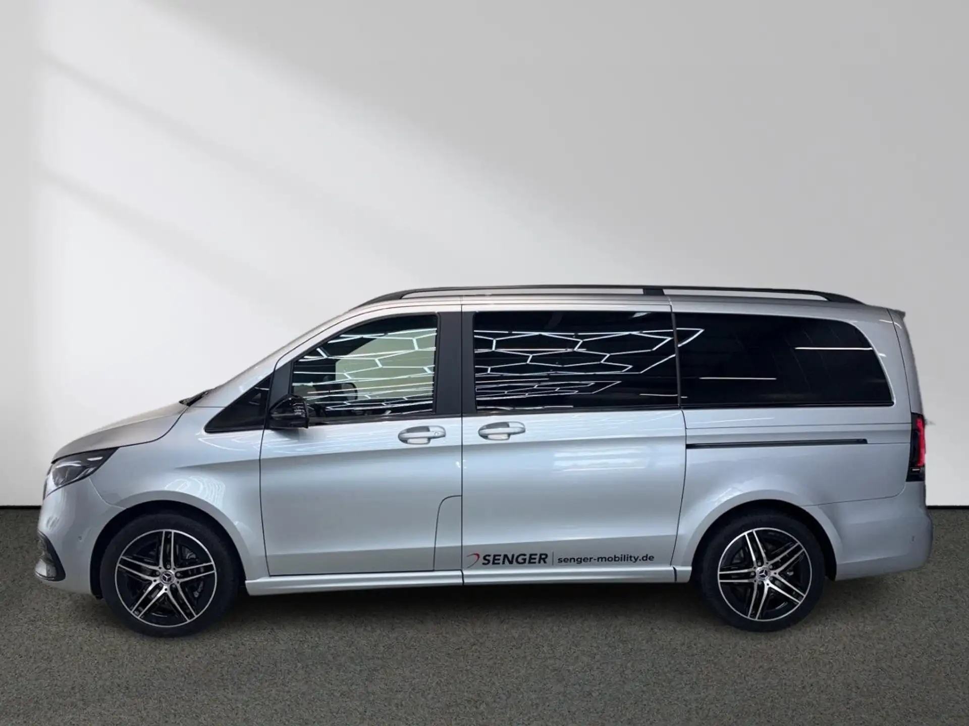 벤츠 Mercedes-Benz V-Class V 300 2026 은색 사진 2