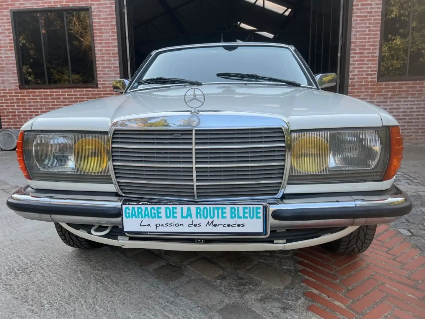 Mercedes-Benz 230 CE coupe 123 tbe restaure - 2